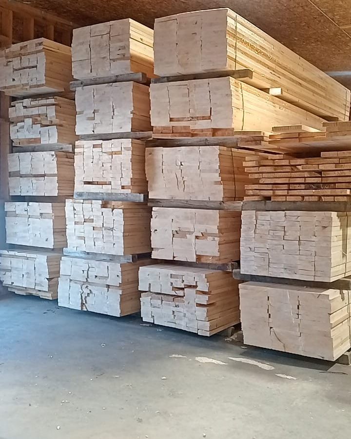e91ea7cf-ee79-4a85-b638-d677c40b58e1 1 Kiln-dried lumber bundles stored indoors